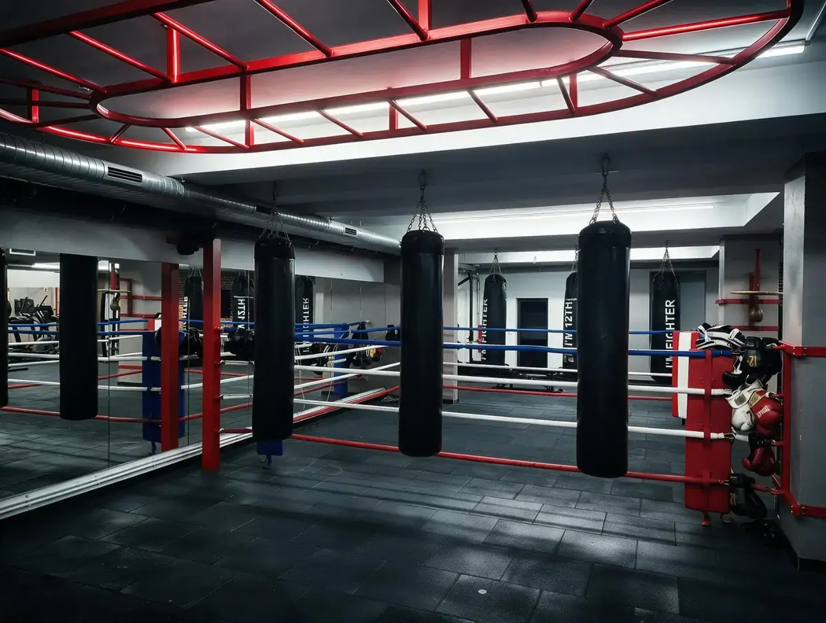 Ring de box cu saci sub o ramă neon în clubul Cangur